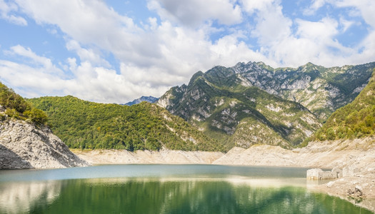 意大利阿尔卑斯山带湖的地景观岩石美丽溪流图片