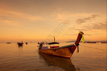 美丽的天空泰国南部海上渔船和只在泰国南部假期图片