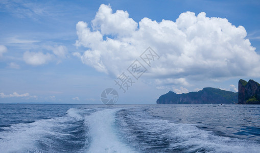 海浪和平快速洗船道具在蓝海中白醒奢华图片