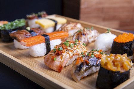 大豆餐厅日式寿司面卷和日本菜食单的生鱼肉芥末图片