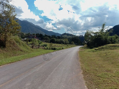 经过草农村通风公路天图片