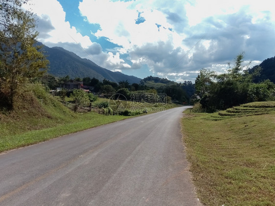 经过草农村通风公路天图片