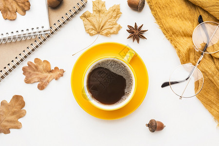 秋季咖啡落叶背景图片