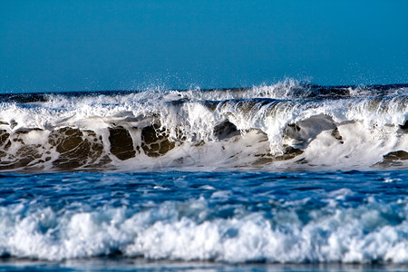 湿的海洋波浪天气边缘图片