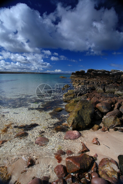 蓝色的岩石Gailoch半岛海滩仰望天空岛夏图片