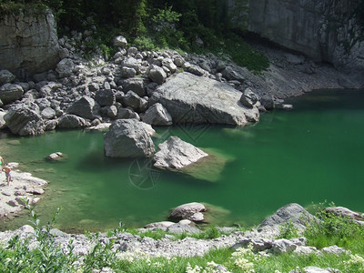 瀑布环境美丽的风景与山区急流河浅山与石激山区河的宁静景色与绿水河流中的大石头山区急流的美丽风景河流中的大石头质图片