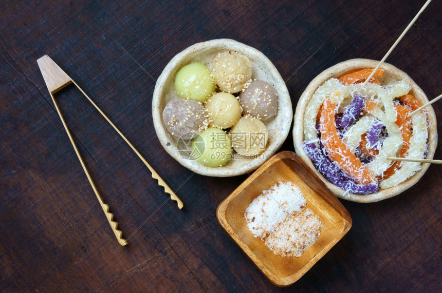糕点越南街头食品甜饼越南流行小吃海绵蛋糕丝虫苏西配椰子牛奶的木薯蒸汽加盐季节品尝好的图片
