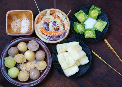 许甜的越南语街头食品甜饼越南流行小吃海绵蛋糕丝虫苏西配椰子牛奶的木薯蒸汽加盐季节图片