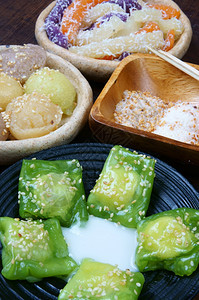 许芝麻味道越南街头食品甜饼越南流行小吃海绵蛋糕丝虫苏西配椰子牛奶的木薯蒸汽加盐季节图片