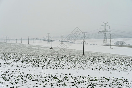 技术行业建造冬季风景中的高电压塔冬季雪价昂贵的供暖以及欧洲电价不断上涨等情况图片