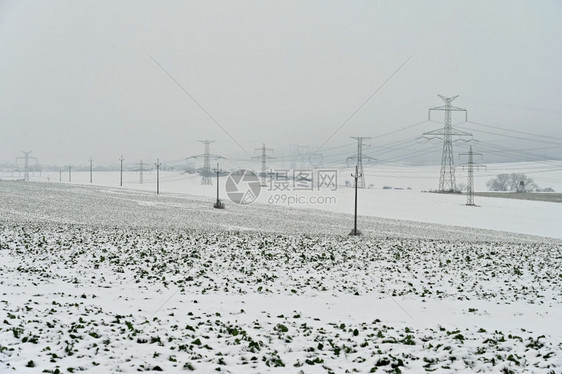 技术行业建造冬季风景中的高电压塔冬季雪价昂贵的供暖以及欧洲电价不断上涨等情况图片