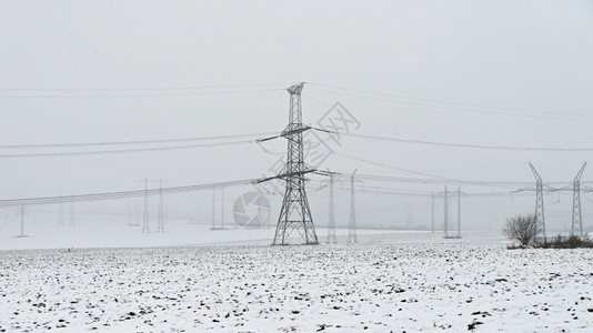 冬季风景中的高电压塔冬季雪价昂贵的供暖以及欧洲电价不断上涨等情况技术网络危险的图片