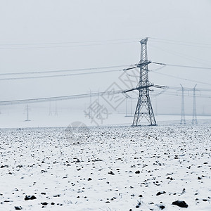 冬季风景中的高电压塔冬季雪价昂贵的供暖以及欧洲电价不断上涨等情况景观季节冻结图片