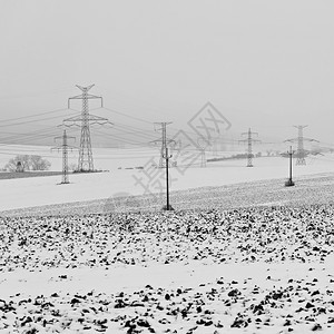 冬天网络高的季风景中高电压塔冬季雪价昂贵的供暖以及欧洲电价不断上涨等情况图片