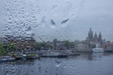 船建造荷兰的阿姆斯特丹全景从高处雨季天气到阿姆斯特丹全景透过一个有雨滴的窗口通过雨透视阿姆斯特丹全景房屋图片