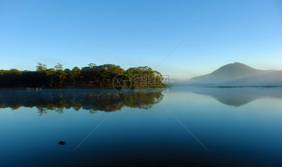 自然绿色园林化清晨越南大拉特市ThanThanTho湖的安静平与和风景森林中的松树对水反光让夏季生态旅游变得浪漫和新鲜图片