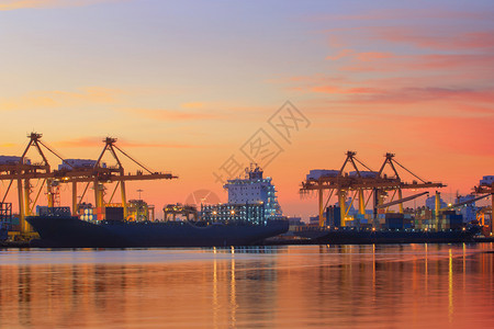 河贸易船厂面对太阳升起时多彩的集装箱轮船停靠场kloungtuey港口bangkokthailand图片