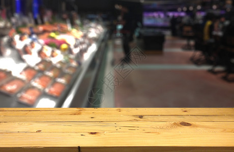 排空木板桌间平台和模糊的超市过道产品展出时有架背景显示设备寒冷的货架图片