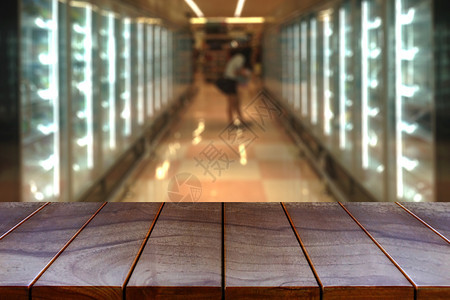 顾客空木板桌间平台和模糊的超市过道产品展出时有架背景显示设备超级市场消费者图片
