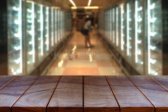 顾客空木板桌间平台和模糊的超市过道产品展出时有架背景显示设备超级市场消费者图片