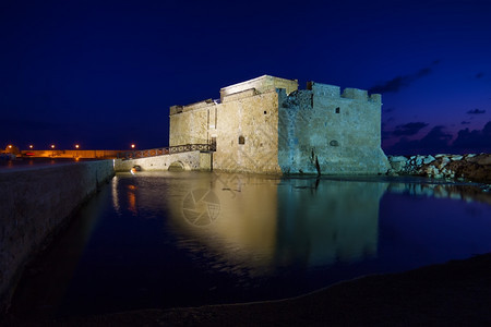砖地标夜间位于塞浦路斯城市港口内深夜水面反射的泛光帕福斯城堡游客图片