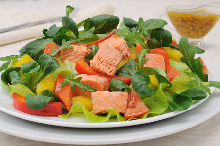 菜单反射蔬沙拉包括三文鱼根片黄瓜西红柿番茄和胡椒配有咖喱芥末酱食物图片