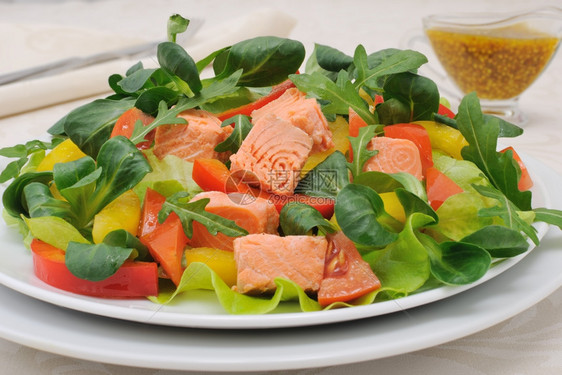 菜单反射蔬沙拉包括三文鱼根片黄瓜西红柿番茄和胡椒配有咖喱芥末酱食物图片