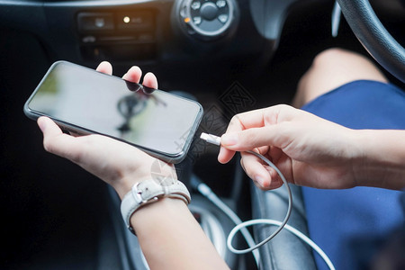 人们触碰车辆汽技术和交通概念中的妇女充电智能手机技术与交通概念图片