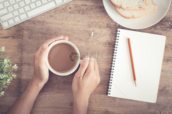 空白的手办公桌顶端有咖啡吐司笔记本空白和木制桌子背景上的铅笔办公室概念图画PictureoftheHomeOffice高架图片