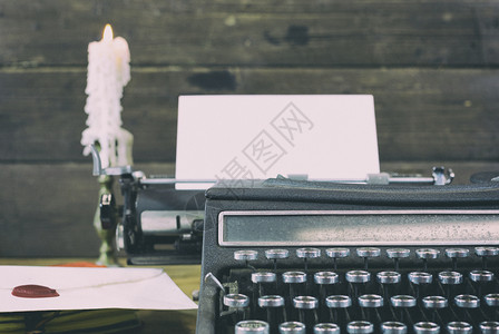 古董花瓶带有纸张和信封的旧式打字机沟通烛台编辑背景