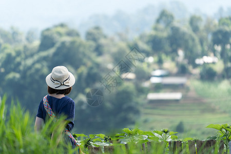 温暖的亚裔女旅行者观看令人惊叹的山地和天空旅行节日放松概念活动新鲜的图片