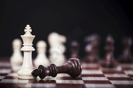 领导者系统斗争白皇后竞商业战略象棋有胜利成功和获的概念与竞争商业战略图片