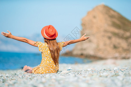 可爱的小女孩在沙滩上玩得开心图片