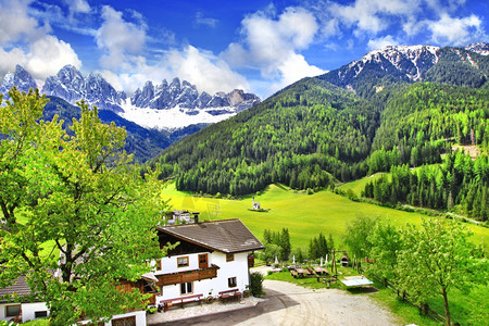 白云岩多洛米人阿尔卑斯山和意大利北部的小型村庄ValdiFunes意大利北部小村庄自然夏天图片