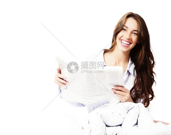 笑信息幸福的妇女在床上与一个报纸的快乐妇女在床上而一份白色背景的报纸在床上年轻的图片