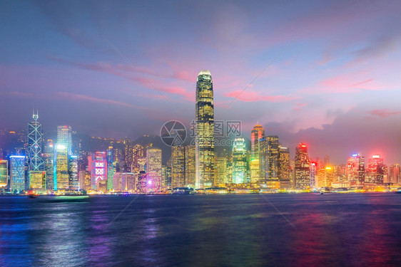 建筑学金融香港市的天线维多利亚港一带全景台水图片