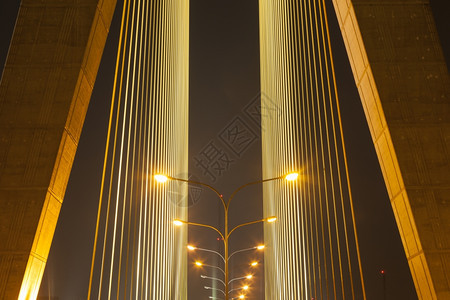 天空夜间桥上灯的光亮度活力运输图片