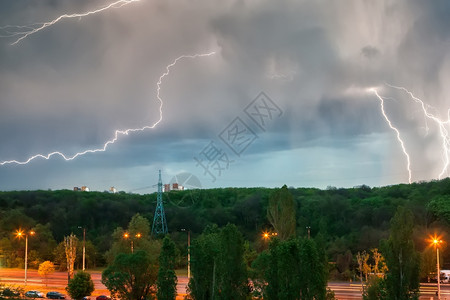 炫危险夜雷暴云彩闪亮混合图象夜雷暴引人注目戏剧背景
