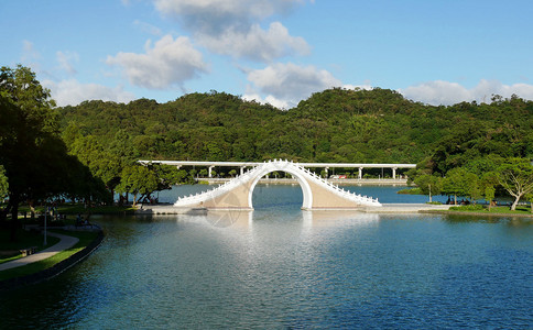 已知拱为了达胡公园北Neihu区DaHu公园的月亮大桥以其型风景湖闻名图片