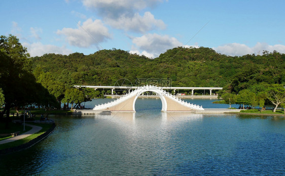 已知拱为了达胡公园北Neihu区DaHu公园的月亮大桥以其型风景湖闻名图片