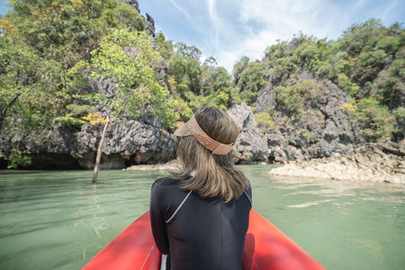 悬崖海泰国攀牙湾洪岛ThamLot洞穴KohHong红色皮划艇女游客的背影海景图片