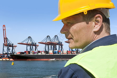 晴天男人货物集装箱船舶在工业港口卸货的集装箱船图片