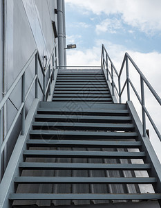 云城市的铁工厂后面金属楼梯在紧急情况下用于消防出口在紧急时期使用图片