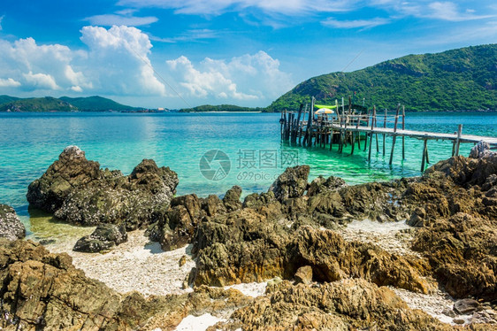 热带岛屿海岩石和木桥图片