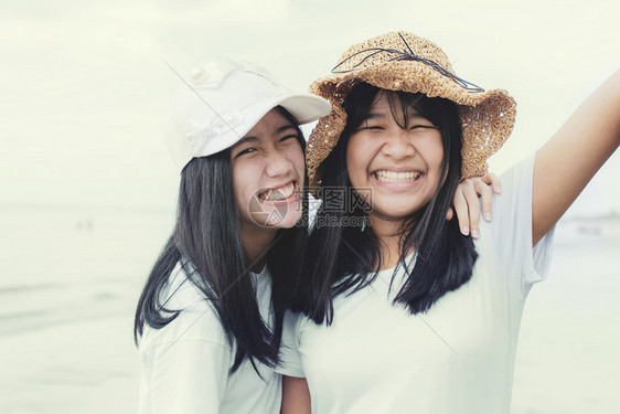 人类操场父母两个亚裔青少年快乐情感的笑面脸孔图片