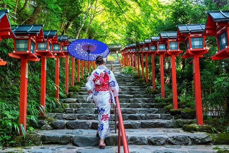 穿着日本传统和服的亚裔女孩图片