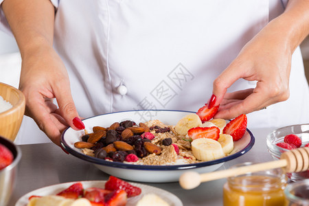 草莓烹饪准备用酸奶水果和谷物做的甜点自然餐厅图片