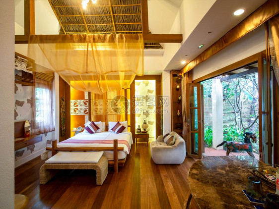 卧室白色的毯子豪华房间带有旧装饰的床铺和泰国旅馆度假胜地图片