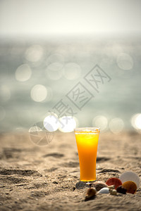 沙滩上新鲜橙汁图片