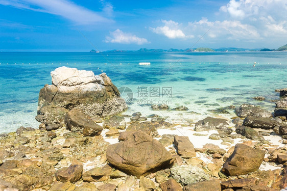 水美丽的海滩上热带岛屿岩石蓝天高卡姆帕塔亚泰兰木制的图片